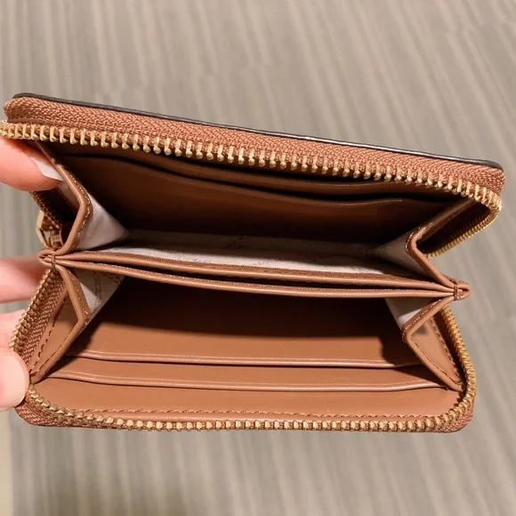 Micheal Kors wallet - Picture 11 of 16